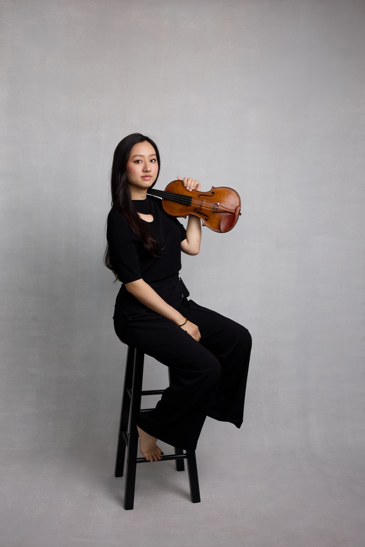 Karen Su, studio portrait with her violin