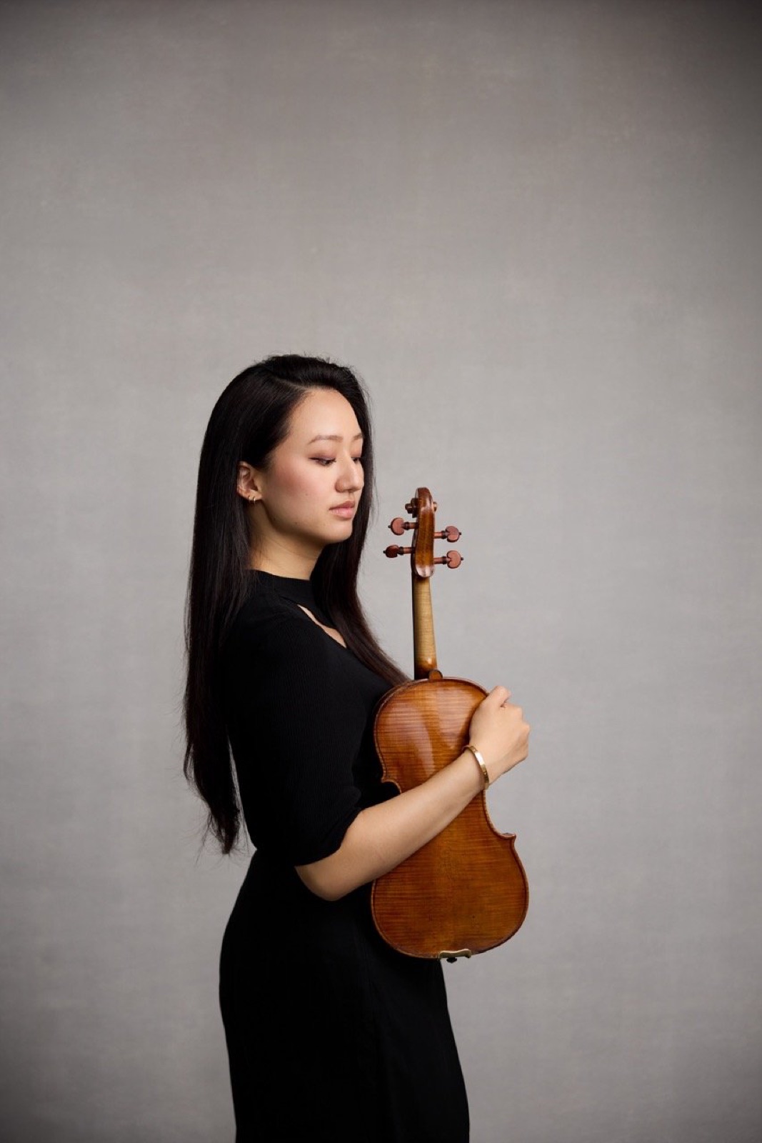 Karen Su holding the 1747 Nicolo Gagliano violin