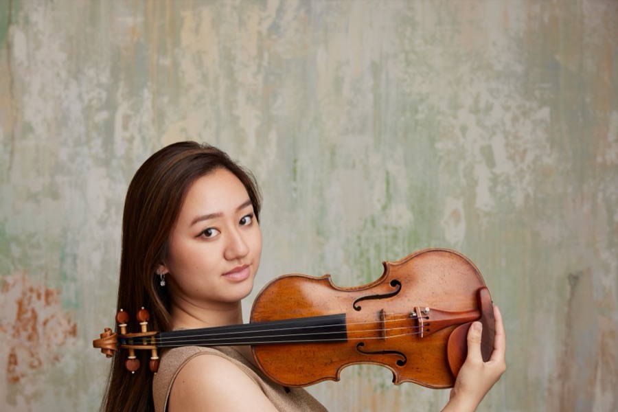 Portrait of Karen Su with her violin